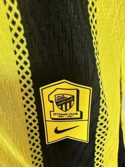 Camiseta de fútbol de la versión local del jugador del Ittihad Club 24-25