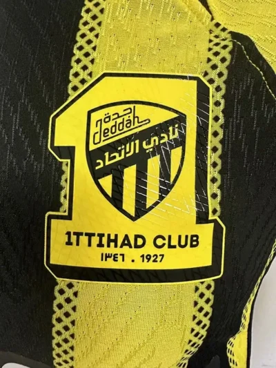 Camiseta de fútbol de la versión local del jugador del Ittihad Club 24-25