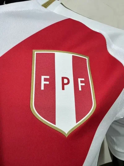 Camiseta de fútbol de la selección de Perú 24-25 en versión local