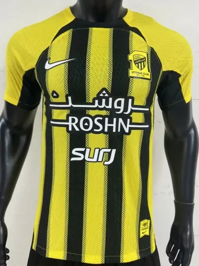 Camiseta de fútbol de la versión local del jugador del Ittihad Club 24-25