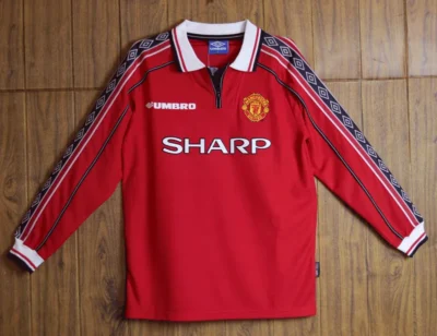 The 1998 Manchester United home long sleeve retro soccer jersey is a classic piece of football memorabilia. This jersey is notable for its distinctive red color and