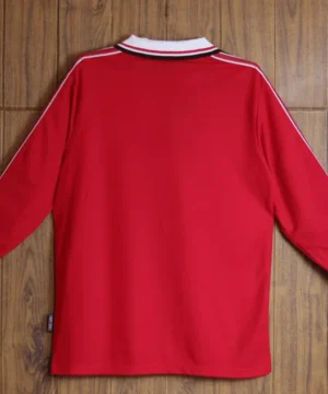 The 1998 Manchester United home long sleeve retro soccer jersey is a classic piece of football memorabilia. This jersey is notable for its distinctive red color and