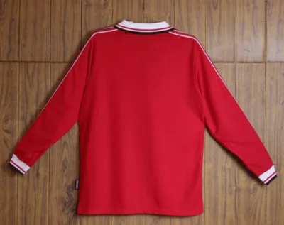 The 1998 Manchester United home long sleeve retro soccer jersey is a classic piece of football memorabilia. This jersey is notable for its distinctive red color and