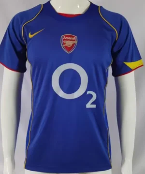 "Revive la Pasión del Fútbol: Camiseta Retro Azul del Arsenal 2004-2005"